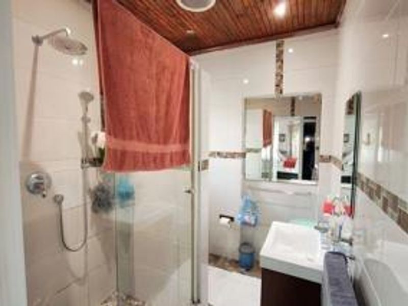 FIVE BEDROOM HOME IN COWIES HILL - Photo 7