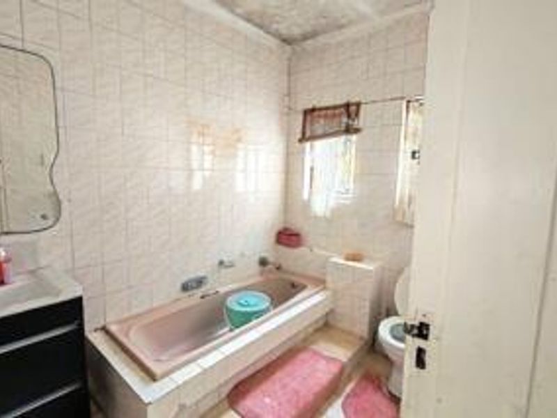 FIVE BEDROOM HOME IN COWIES HILL - Photo 6