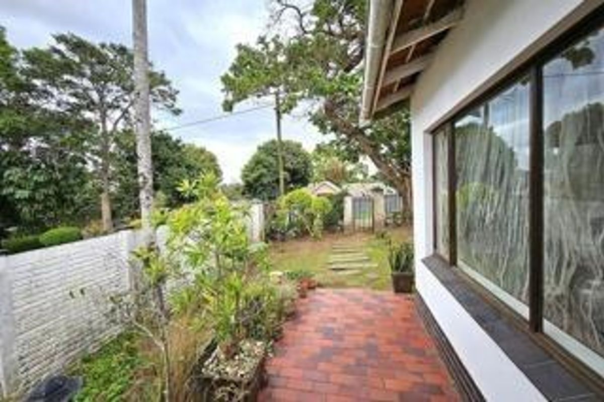 FIVE BEDROOM HOME IN COWIES HILL - Photo 4