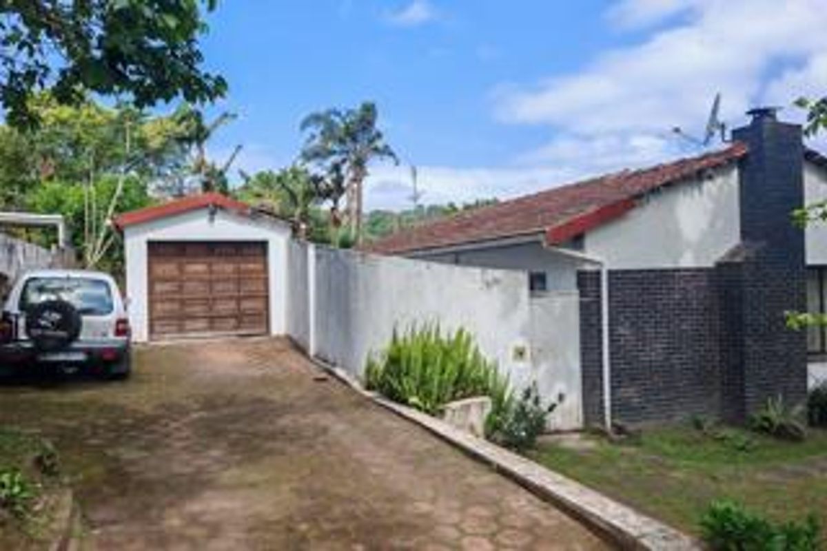 FIVE BEDROOM HOME IN COWIES HILL - Photo 3