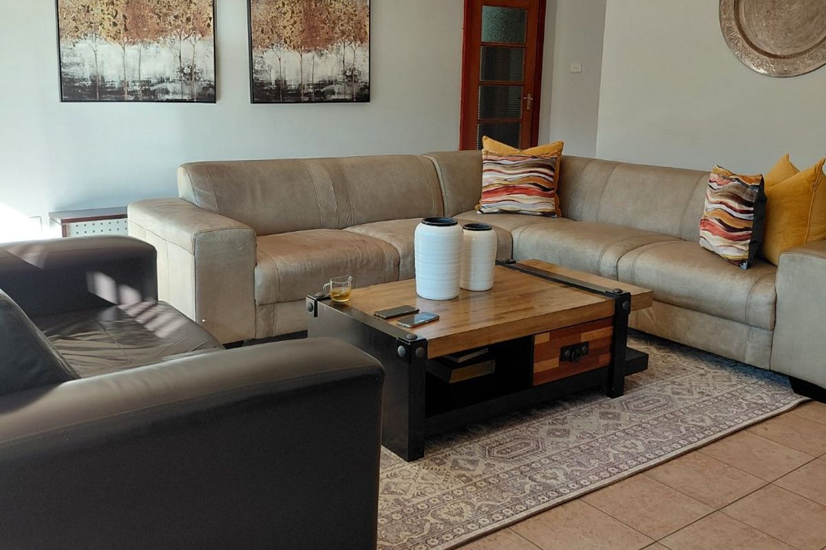 Private Room to Rent in a 5 bedroom house at Prestigious Waterkloof - Photo 4