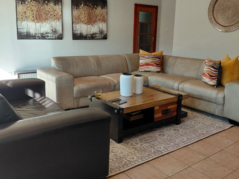 Private Room to Rent in a 5 bedroom house at Prestigious Waterkloof - Photo 4