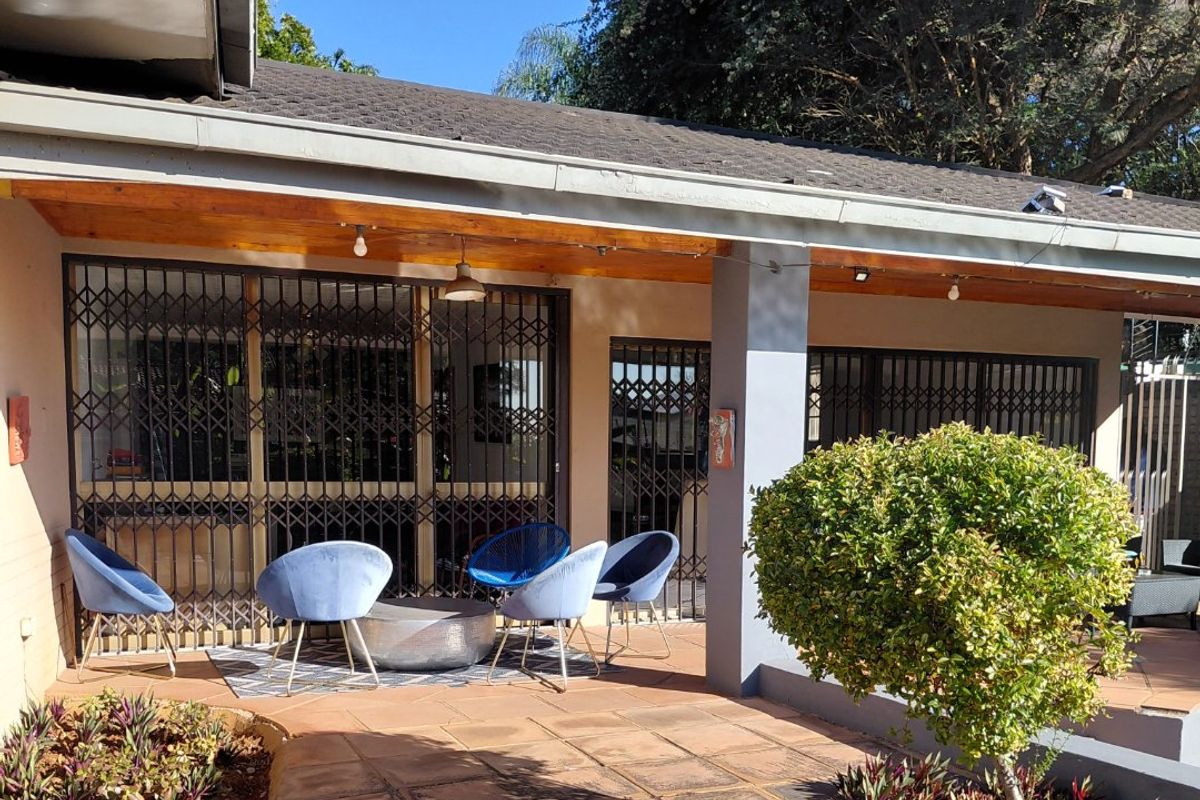 Private Room to Rent in a 5 bedroom house at Prestigious Waterkloof - Photo 2