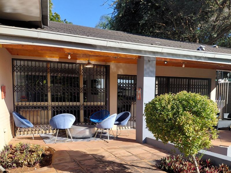 Private Room to Rent in a 5 bedroom house at Prestigious Waterkloof - Photo 2