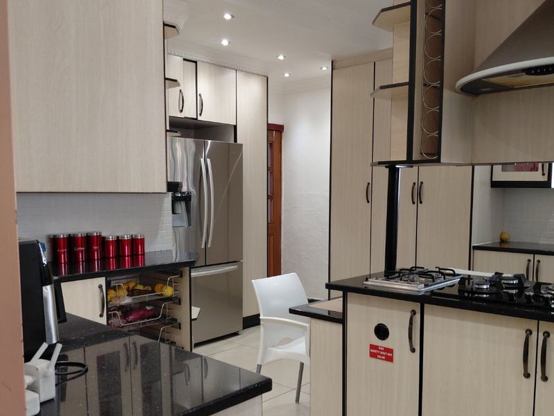 Private Room to Rent in a 5 bedroom house at Prestigious Waterkloof - Photo 9