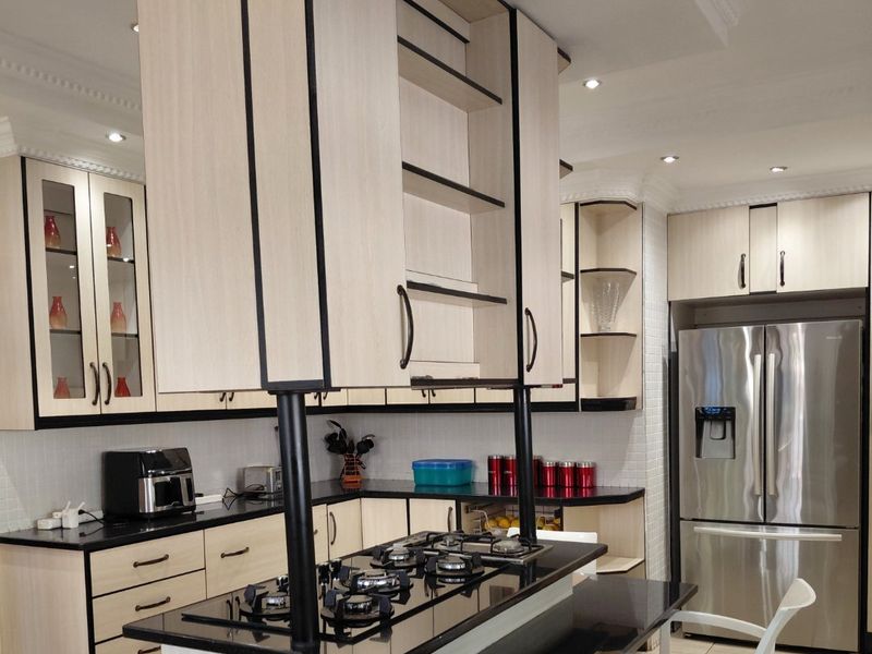 Private Room to Rent in a 5 bedroom house at Prestigious Waterkloof - Photo 8