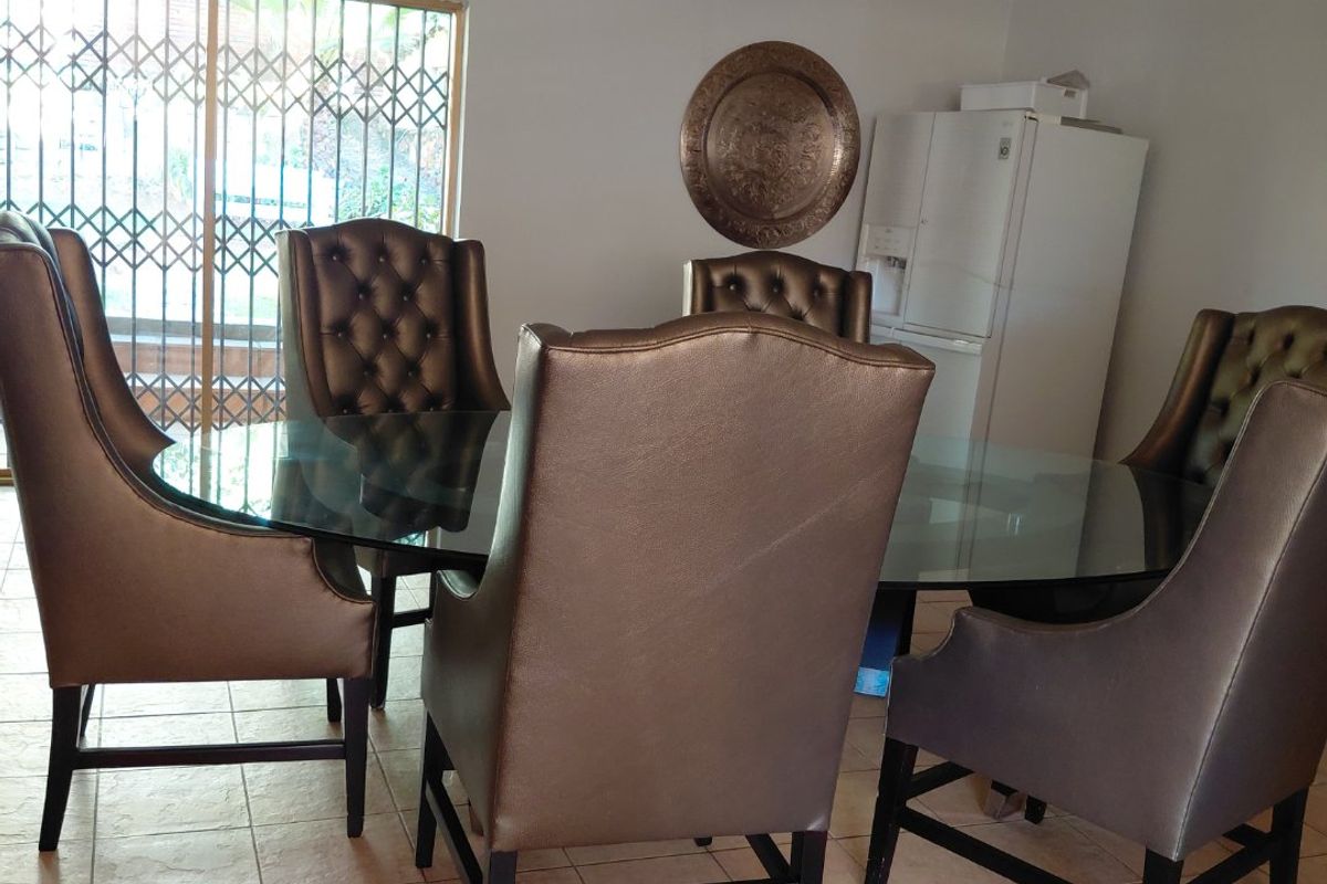 Private Room to Rent in a 5 bedroom house at Prestigious Waterkloof - Photo 5