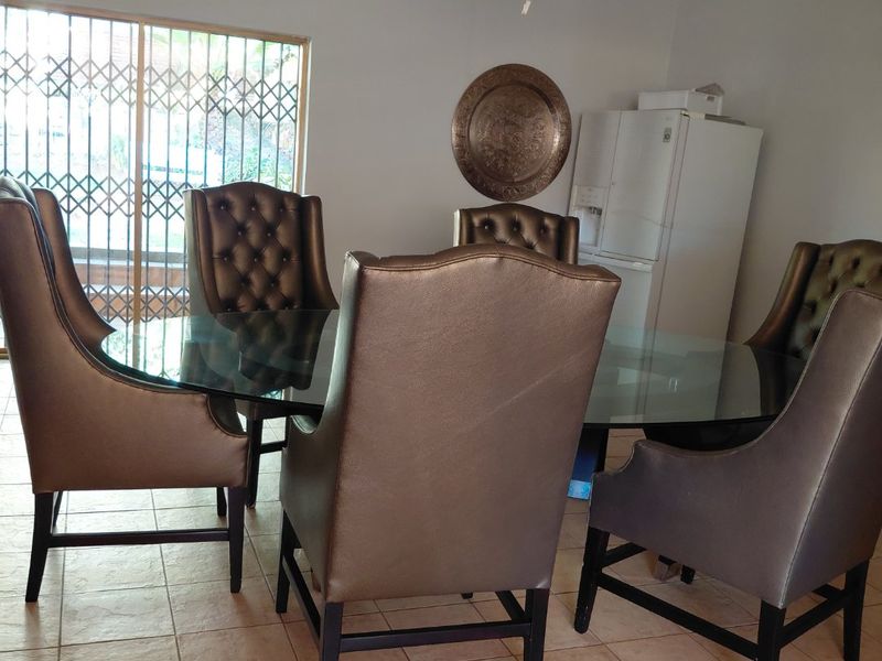 Private Room to Rent in a 5 bedroom house at Prestigious Waterkloof - Photo 5