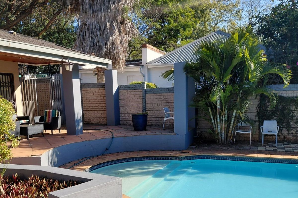 Spacious Room to Rent in a 5 bedroom house at Prestigious Waterkloof - Photo 2
