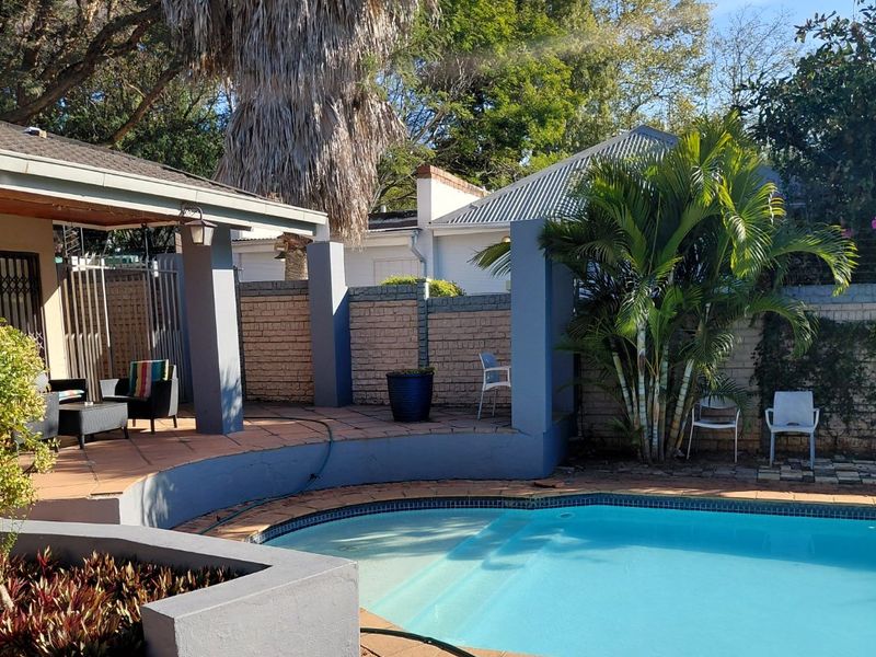 Spacious Room to Rent in a 5 bedroom house at Prestigious Waterkloof - Photo 2
