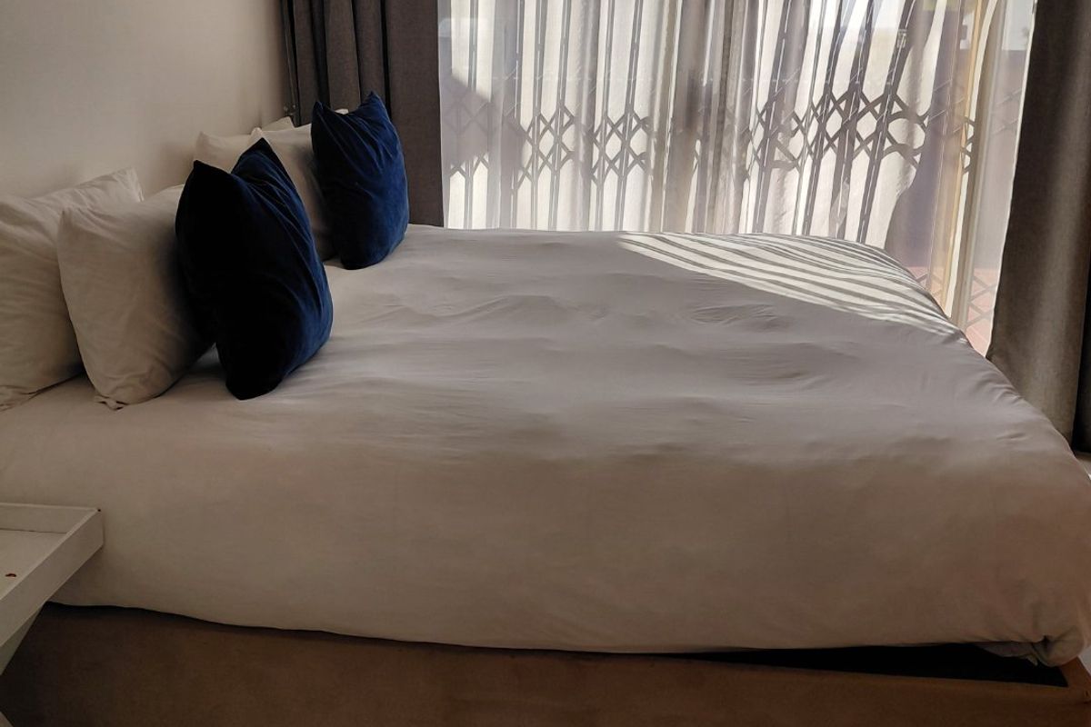Spacious Room to Rent in a 5 bedroom house at Prestigious Waterkloof - Photo 5