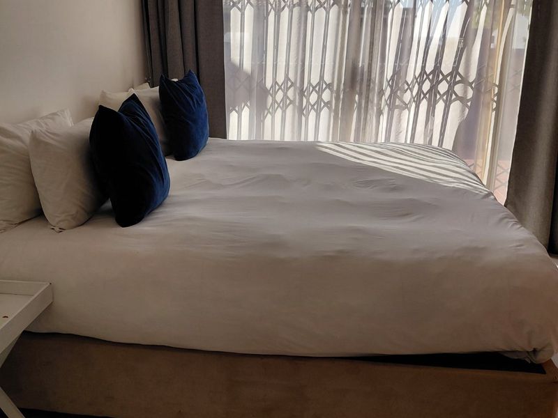 Spacious Room to Rent in a 5 bedroom house at Prestigious Waterkloof - Photo 5
