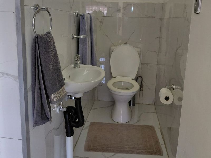 Spacious Room to Rent in a 5 bedroom house at Prestigious Waterkloof - Photo 10