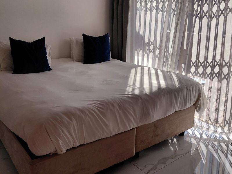 Spacious Room to Rent in a 5 bedroom house at Prestigious Waterkloof - Photo 9