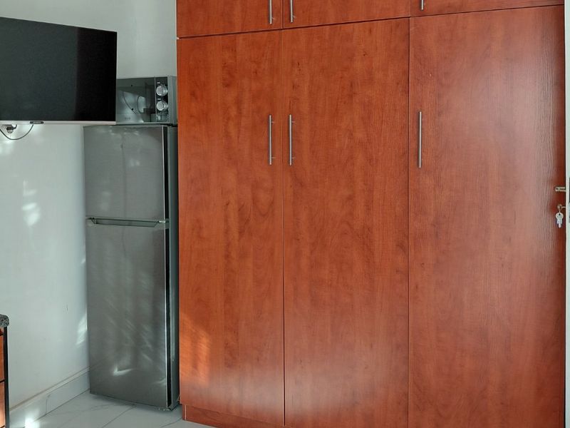 Spacious Room to Rent in a 5 bedroom house at Prestigious Waterkloof - Photo 8