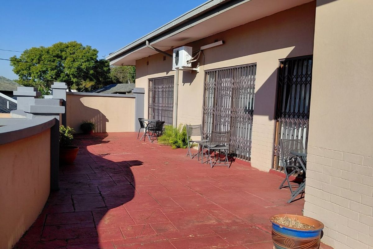 Spacious Room to Rent in a 5 bedroom house at Prestigious Waterkloof - Photo 4