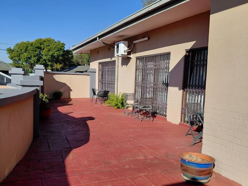 Spacious Room to Rent in a 5 bedroom house at Prestigious Waterkloof - Photo 4