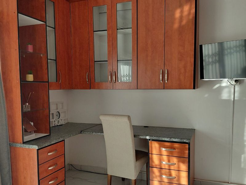 Spacious Room to Rent in a 5 bedroom house at Prestigious Waterkloof - Photo 7