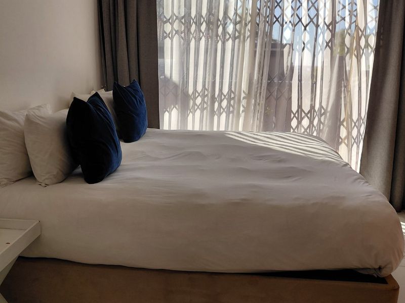 Spacious Room to Rent in a 5 bedroom house at Prestigious Waterkloof - Photo 6