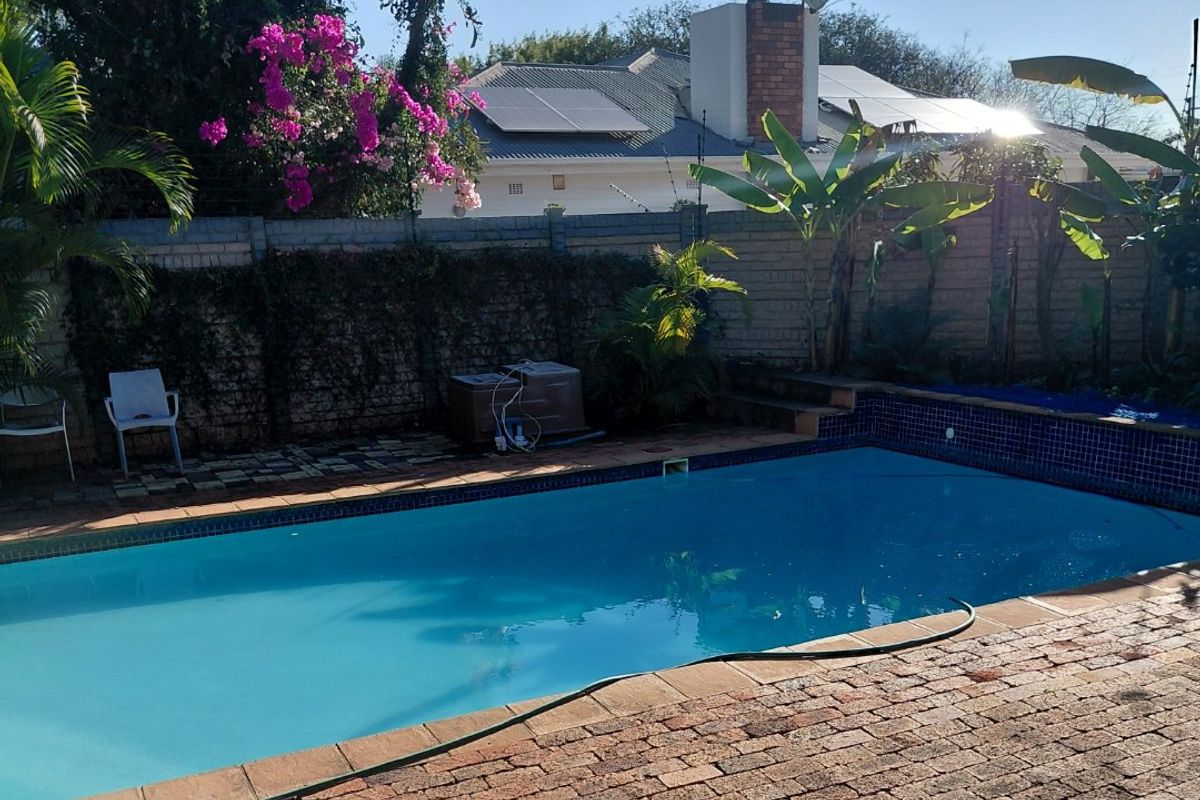Spacious Room to Rent in a 5 bedroom house at Prestigious Waterkloof - Photo 3