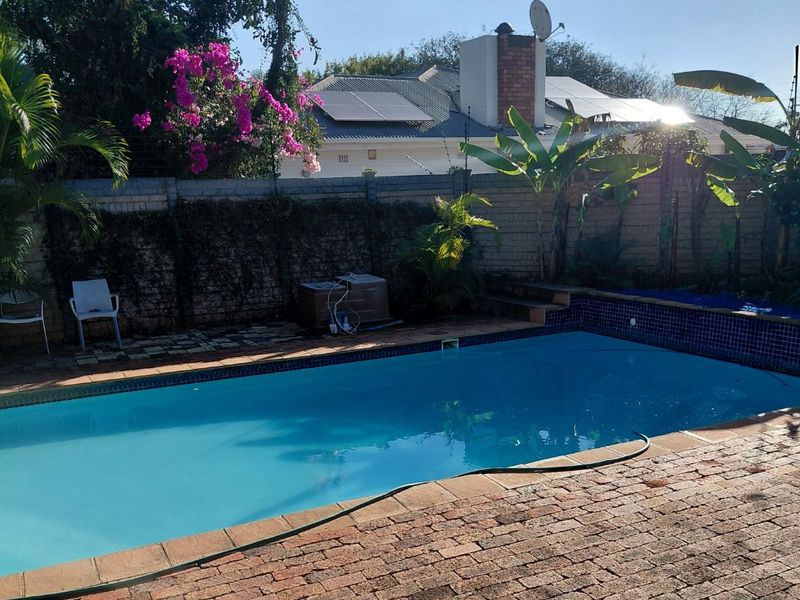 Spacious Room to Rent in a 5 bedroom house at Prestigious Waterkloof - Photo 3