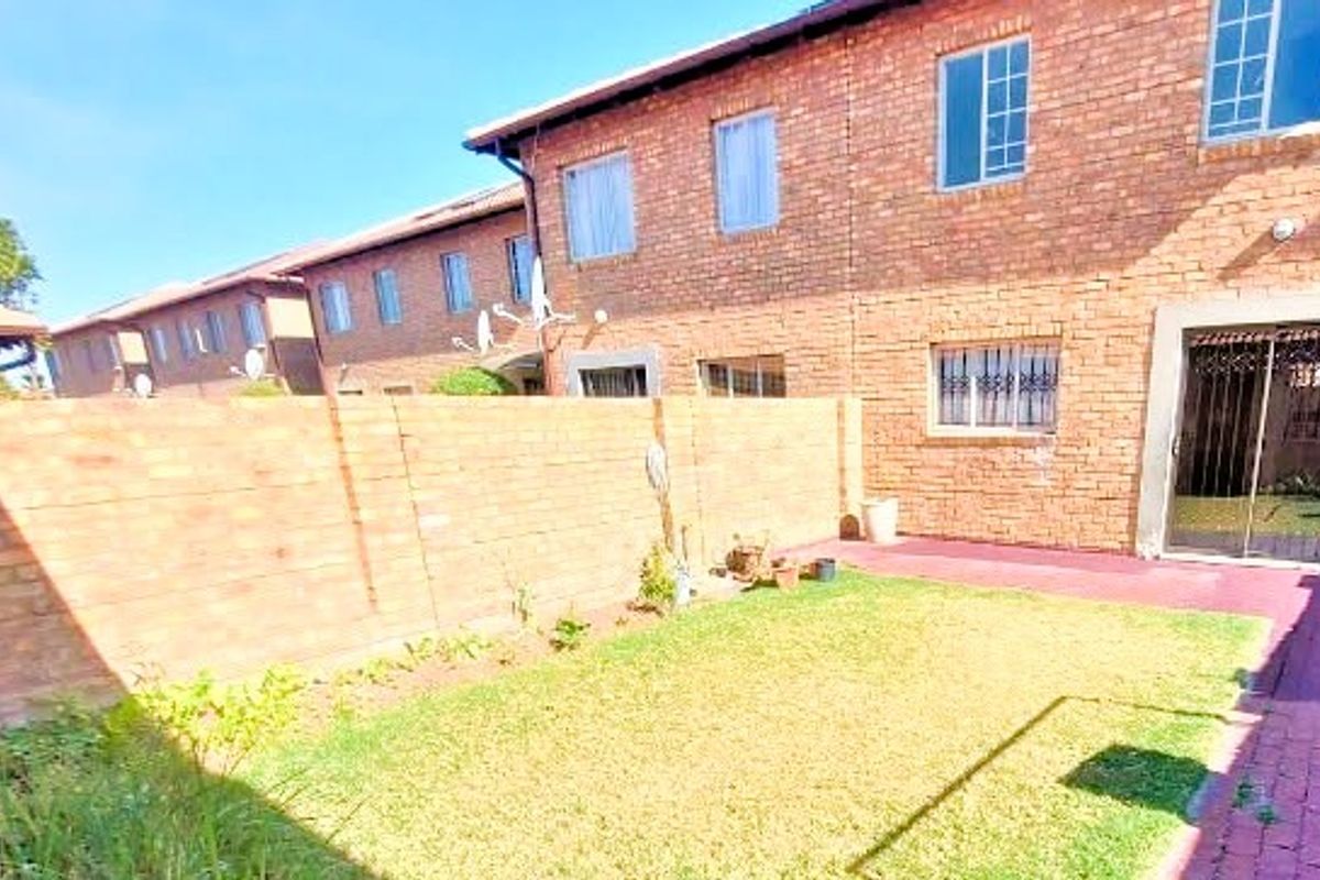 Spacious 3-Bedroom, 2-Bathroom, double Garages and a Private Garden Duplex To Rent in Annlin, Pretoria - Photo 3