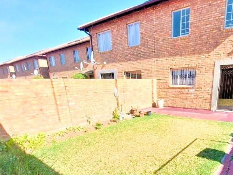 Spacious 3-Bedroom, 2-Bathroom, double Garages and a Private Garden Duplex To Rent in Annlin, Pretoria - Photo 3