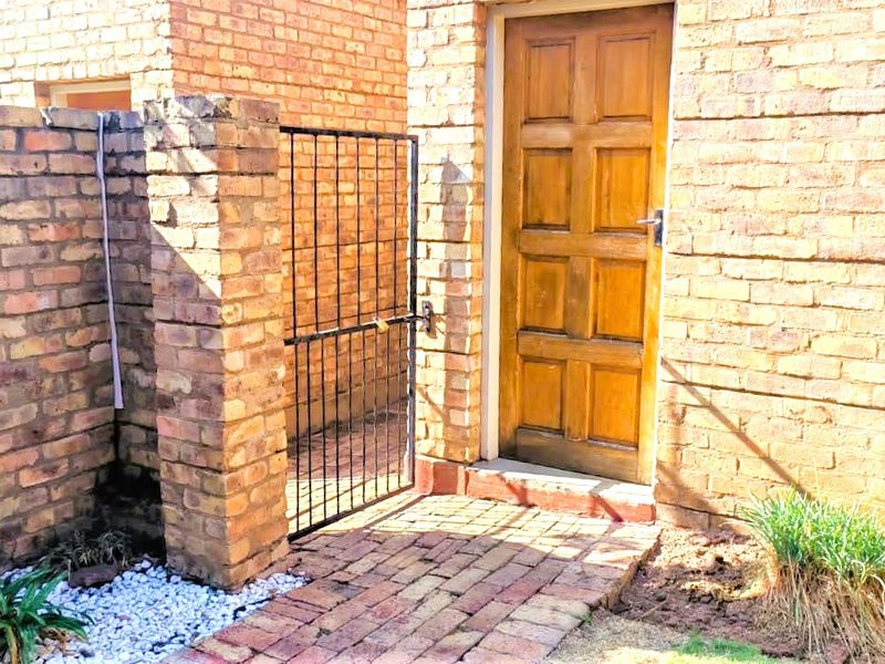 Spacious 3-Bedroom, 2-Bathroom, double Garages and a Private Garden Duplex To Rent in Annlin, Pretoria - Photo 6