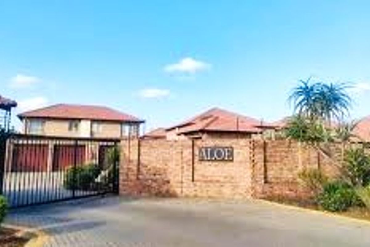 Spacious 3-Bedroom, 2-Bathroom, double Garages and a Private Garden Duplex To Rent in Annlin, Pretoria - Photo 2