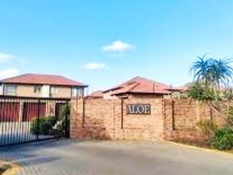 Spacious 3-Bedroom, 2-Bathroom, double Garages and a Private Garden Duplex To Rent in Annlin, Pretoria - Photo 2