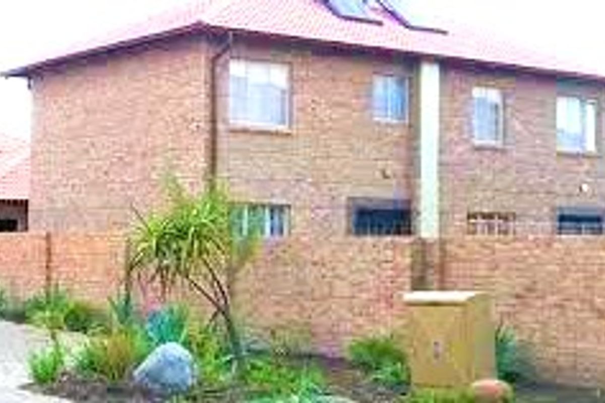 Spacious 3-Bedroom, 2-Bathroom, double Garages and a Private Garden Duplex To Rent in Annlin, Pretoria - Photo 4