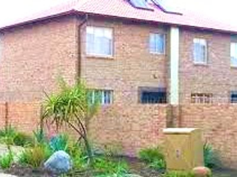 Spacious 3-Bedroom, 2-Bathroom, double Garages and a Private Garden Duplex To Rent in Annlin, Pretoria - Photo 4