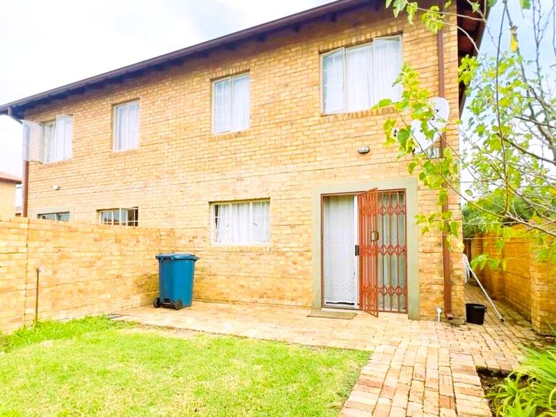 Spacious 3-Bedroom, 2-Bathroom, double Garages and a Private Garden Duplex To Rent in Annlin, Pretoria - Photo 1