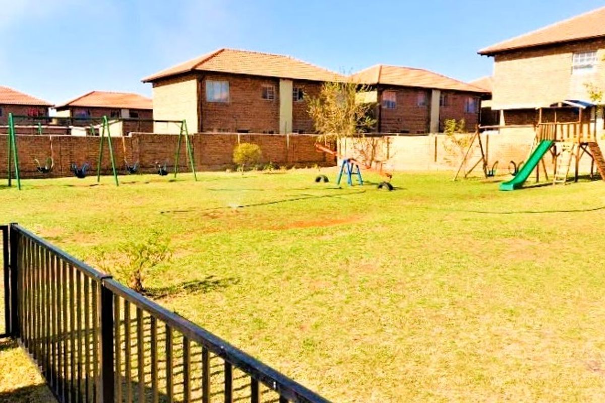 Spacious 3-Bedroom, 2-Bathroom, double Garages and a Private Garden Duplex To Rent in Annlin, Pretoria - Photo 5