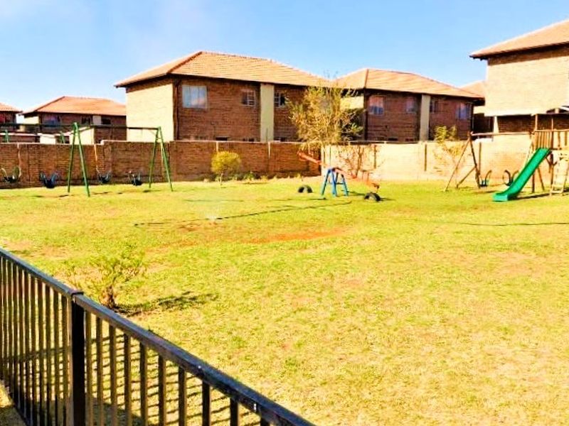 Spacious 3-Bedroom, 2-Bathroom, double Garages and a Private Garden Duplex To Rent in Annlin, Pretoria - Photo 5