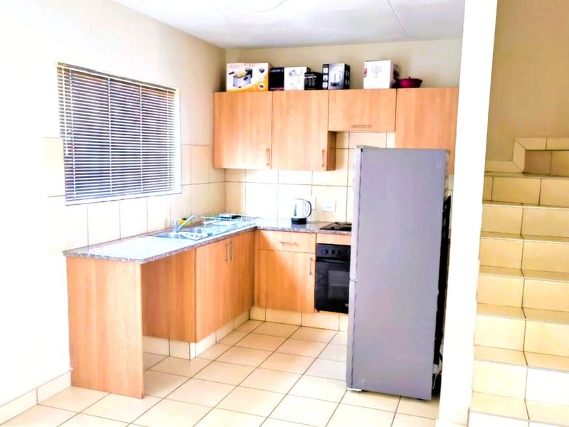 Spacious 3-Bedroom, 2-Bathroom, double Garages and a Private Garden Duplex To Rent in Annlin, Pretoria - Photo 8