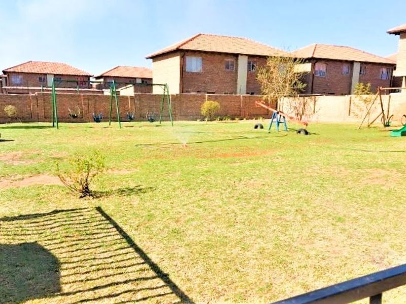 Spacious 3-Bedroom, 2-Bathroom, double Garages and a Private Garden Duplex To Rent in Annlin, Pretoria - Photo 7