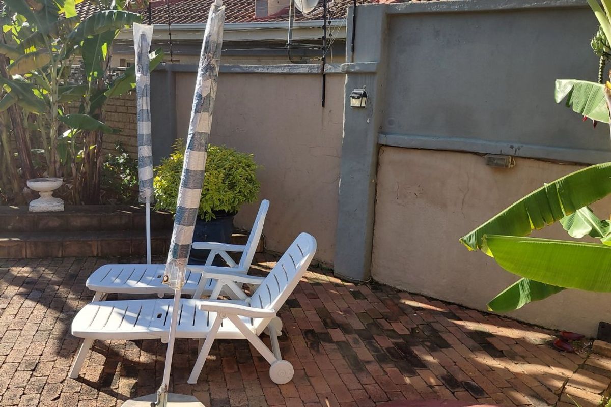 Private Room with walk-in closet to Rent in a 5 bedroom house at Prestigious Waterkloof - Photo 4