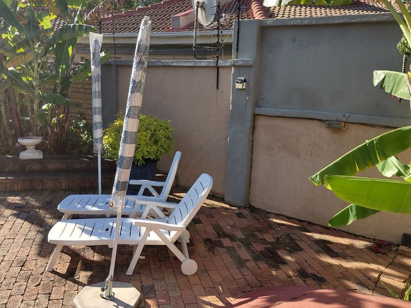 Private Room with walk-in closet to Rent in a 5 bedroom house at Prestigious Waterkloof - Photo 4
