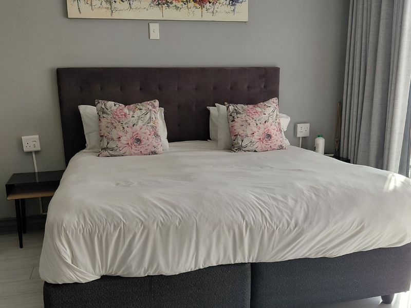 Private Room with walk-in closet to Rent in a 5 bedroom house at Prestigious Waterkloof - Photo 9