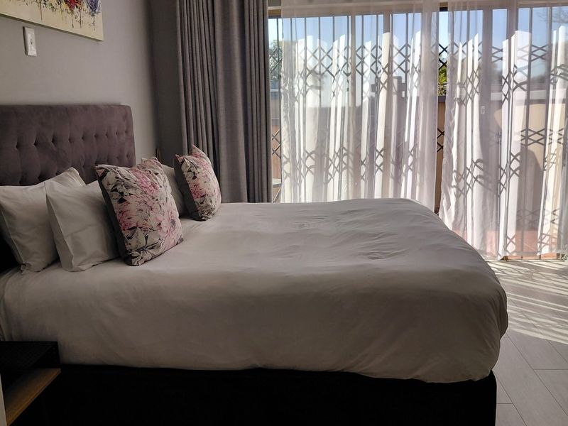 Private Room with walk-in closet to Rent in a 5 bedroom house at Prestigious Waterkloof - Photo 8