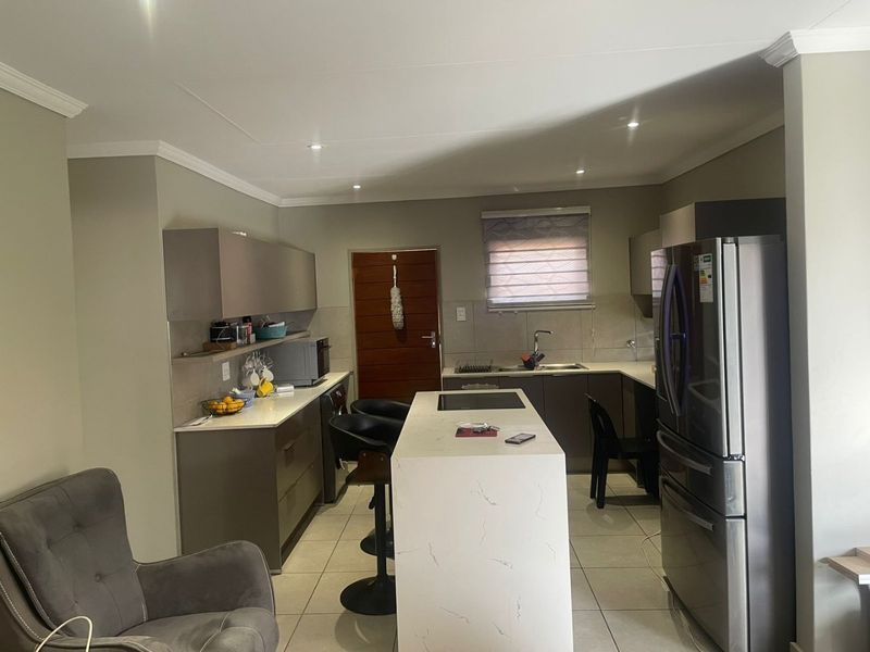 3-Bedroom, 2-Bathroom House to Rent in Lion Pride Lifestyle Estate - Photo 5