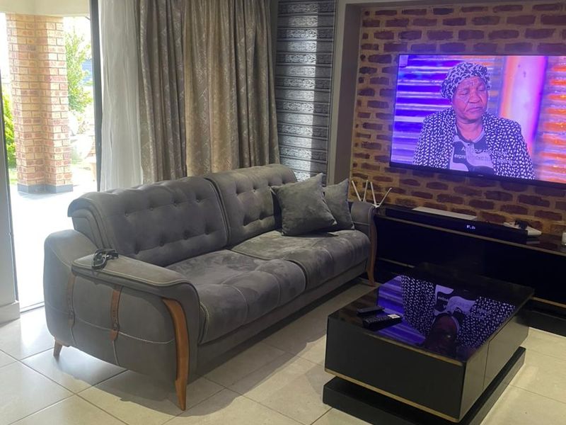 3-Bedroom, 2-Bathroom House to Rent in Lion Pride Lifestyle Estate - Photo 9