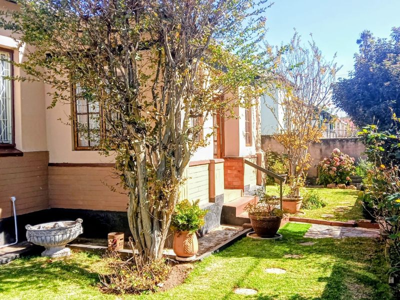 TIMELESS GOLDEN OLDIE WITH CLASSIC CHARM & CHARACTER - Photo 3