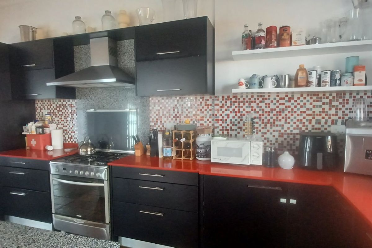 Charming Family Home in Kensington with Studio , Solar & Backup Power - Photo 4
