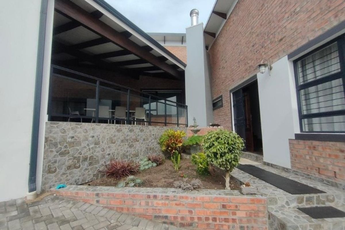 4 Bedroom House for Sale in Noorsekloof Noorsekloof, Jeffreys Bay - Photo 5
