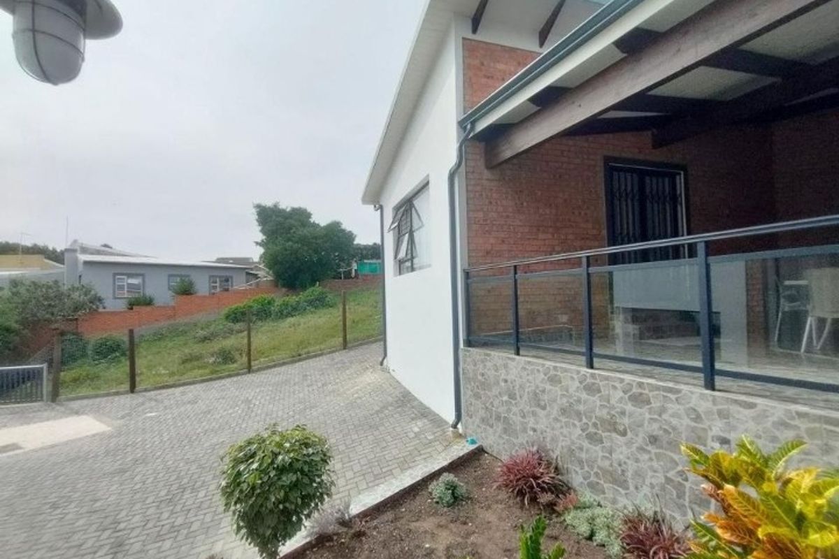 4 Bedroom House for Sale in Noorsekloof Noorsekloof, Jeffreys Bay - Photo 2