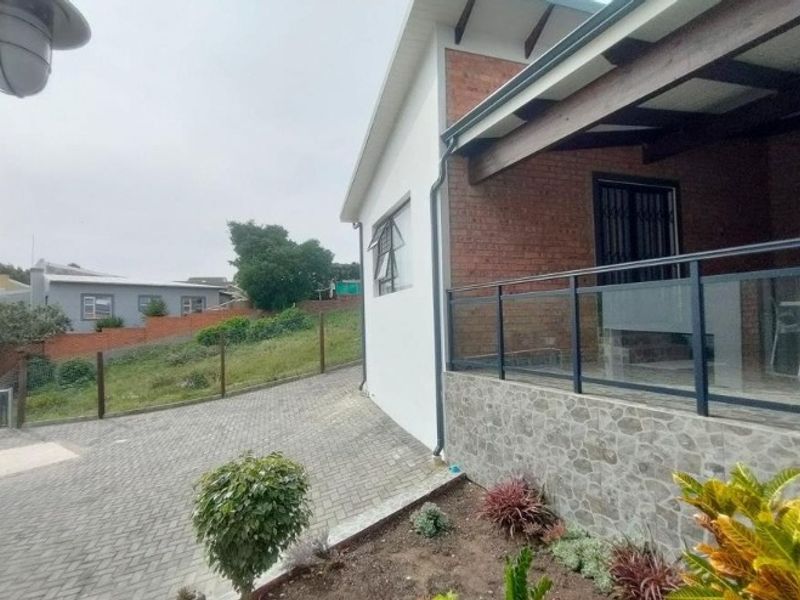 4 Bedroom House for Sale in Noorsekloof Noorsekloof, Jeffreys Bay - Photo 2