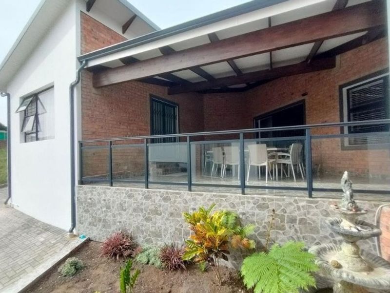 4 Bedroom House for Sale in Noorsekloof Noorsekloof, Jeffreys Bay - Photo 1