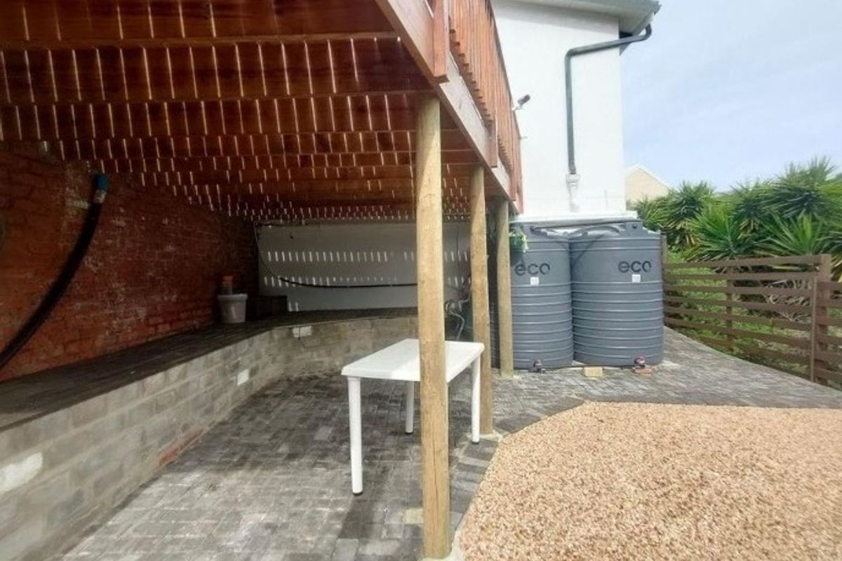 4 Bedroom House for Sale in Noorsekloof Noorsekloof, Jeffreys Bay - Photo 4